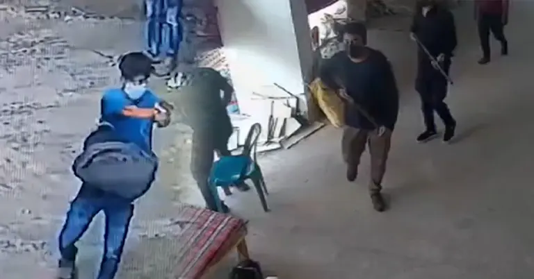 চট্টগ্রামে বন্দুক হাতে আততায়ী